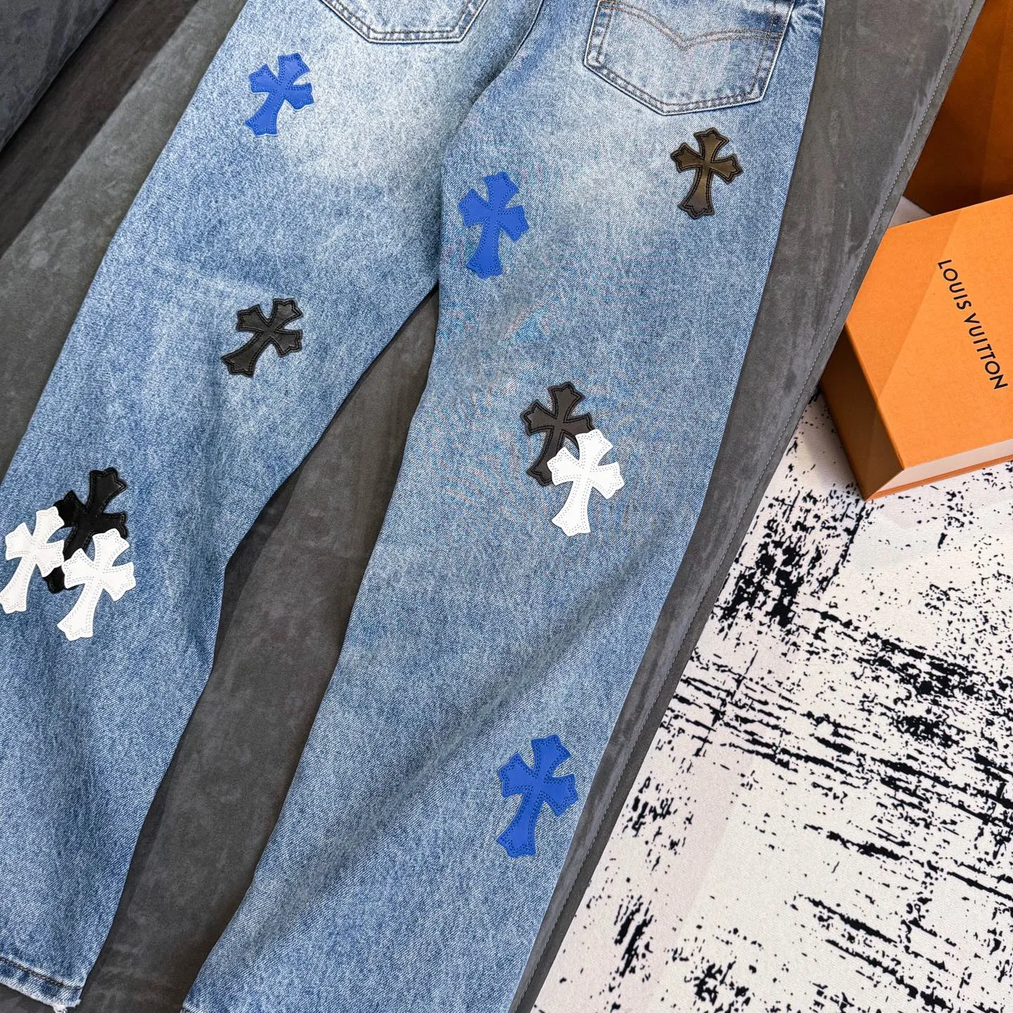 P270 Chrome Hearts CH Cross embroidered distressed jeans Top ceiling quality 100% version correct version is coming!  Believe me this must be the best quality you will ever come across! ! Excellent value for money! !  Styles with different washes and textures are very friendly to people with thin legs and thick legs. The straight version is very flattering to the shape of the legs. The moderate length is timeless and easy to match. It is the basis of various styles and a must-have in the wardrobe! ! Add a little stacking to easily control this year's popular clean fit fabric. The fabric is stiff but the upper body is soft without losing texture. The sides and cuffs of some styles have a bone-wash effect. It's really hard not to love it! The outfit effect is immediate! ✅Correctly customize the Croxin metal leather label on the back panel. It is not sold directly with the cross on the finished jeans. 1:1 copying strives for excellence and the details are perfectly grasped. ✅The cross leather label is clear and smooth. Exquisite turning top craftsmanship. ✅Buttons, zippers and hardware are all customized versions of the Croxin LOGO. ✅High-cost washing process. Size: 28 30 32 34 36 (5 sizes)